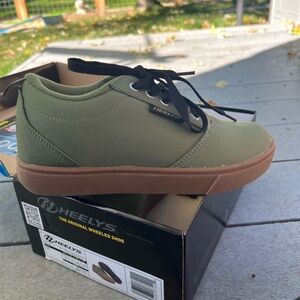 Heelys Kids Olive Skate Sneakers with Brown Sole NWT Never Worn in Box